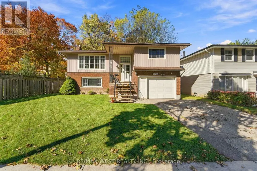 Detached at 1380 QUEEN'S BOULEVARD, Kitchener