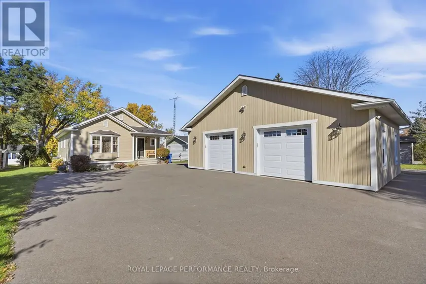 Detached at 2204 BAY ROAD, Champlain