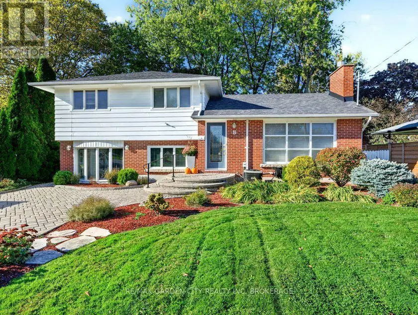 Detached at 8 AGAR DRIVE, St. Catharines