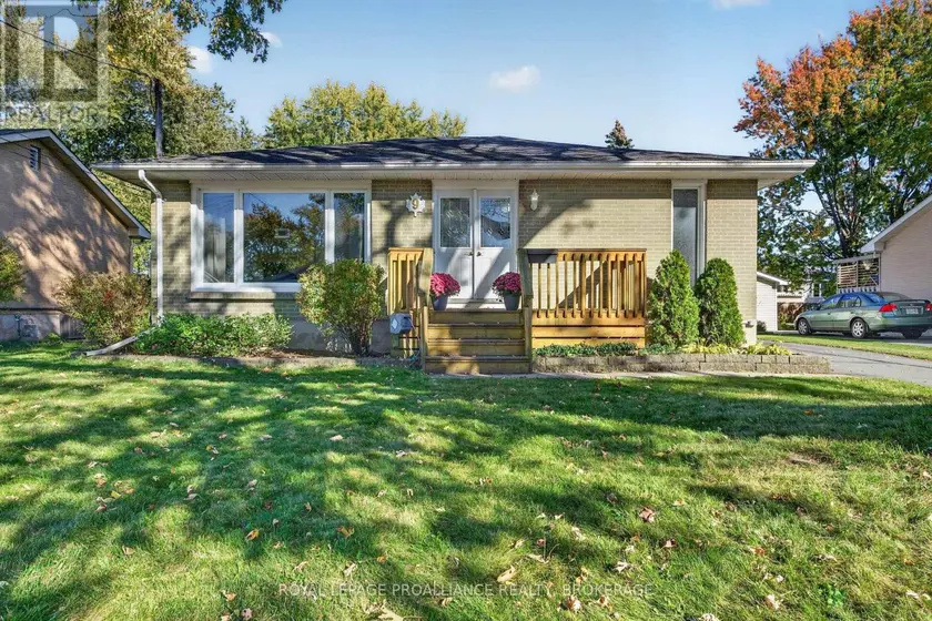 Detached at 9 HENRY CRESCENT, Loyalist
