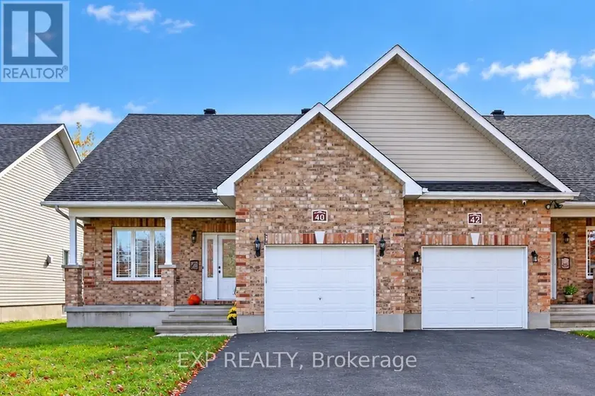 Semi-Detached/Link at 40 GASLIGHT WAY, Russell
