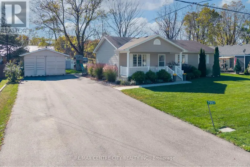 Detached at 7957 RAILROAD LINE, Brooke-Alvinston