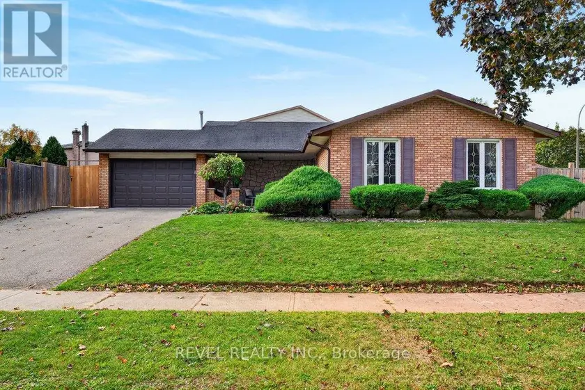 Detached at 2 LORING CRESCENT, Hamilton