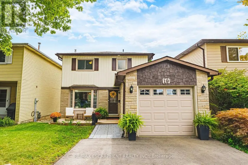 Detached at 19 HILLSDALE COURT, Hamilton