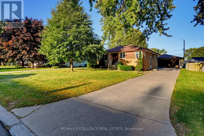 Detached at 3040 WOODLAWN AVENUE, Windsor